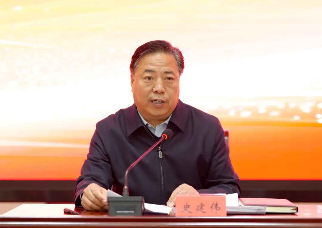 图为史建伟通报河北省代表团备战及参赛情况